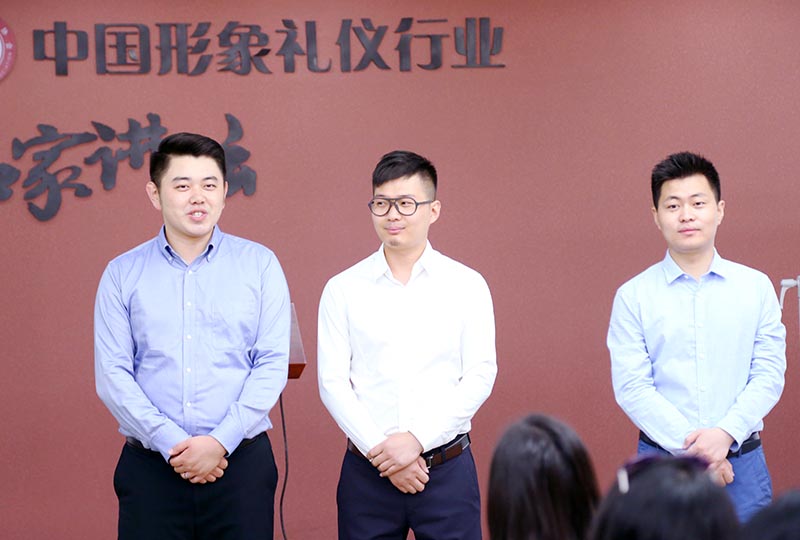 三位生活委员做自我介绍