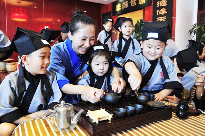 正在学习中华传统礼仪的孩子们