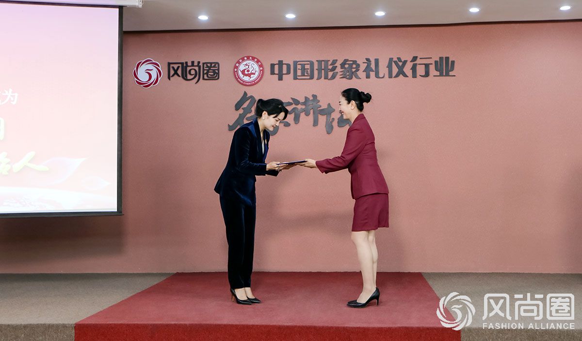 徐文波老师为张婷女士颁发联合创始人证书